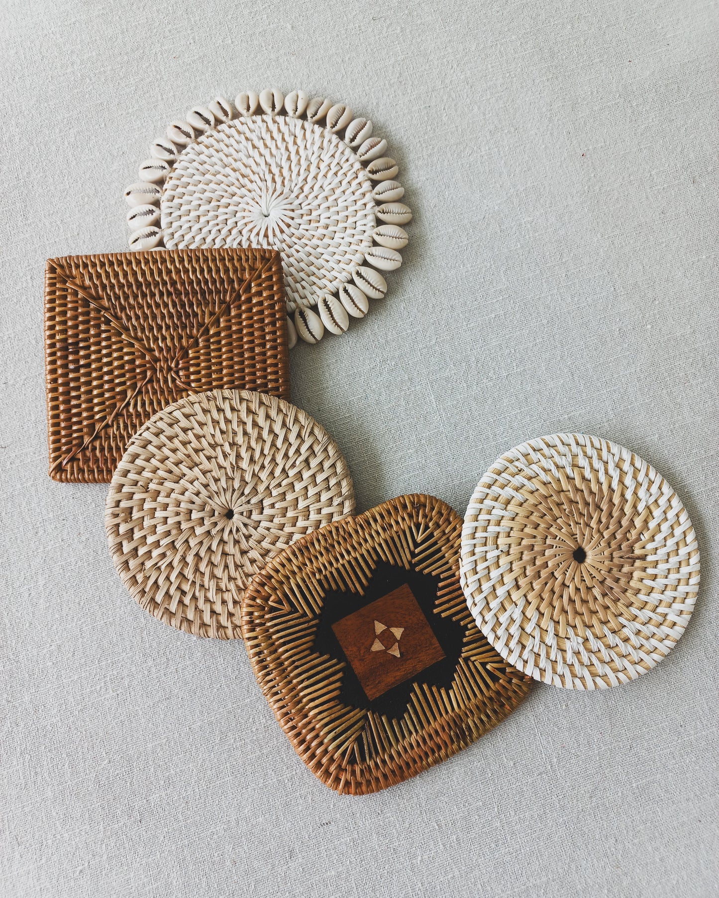 CREAM SEASHELL ROUND ATE INDIVIDUAL COASTER