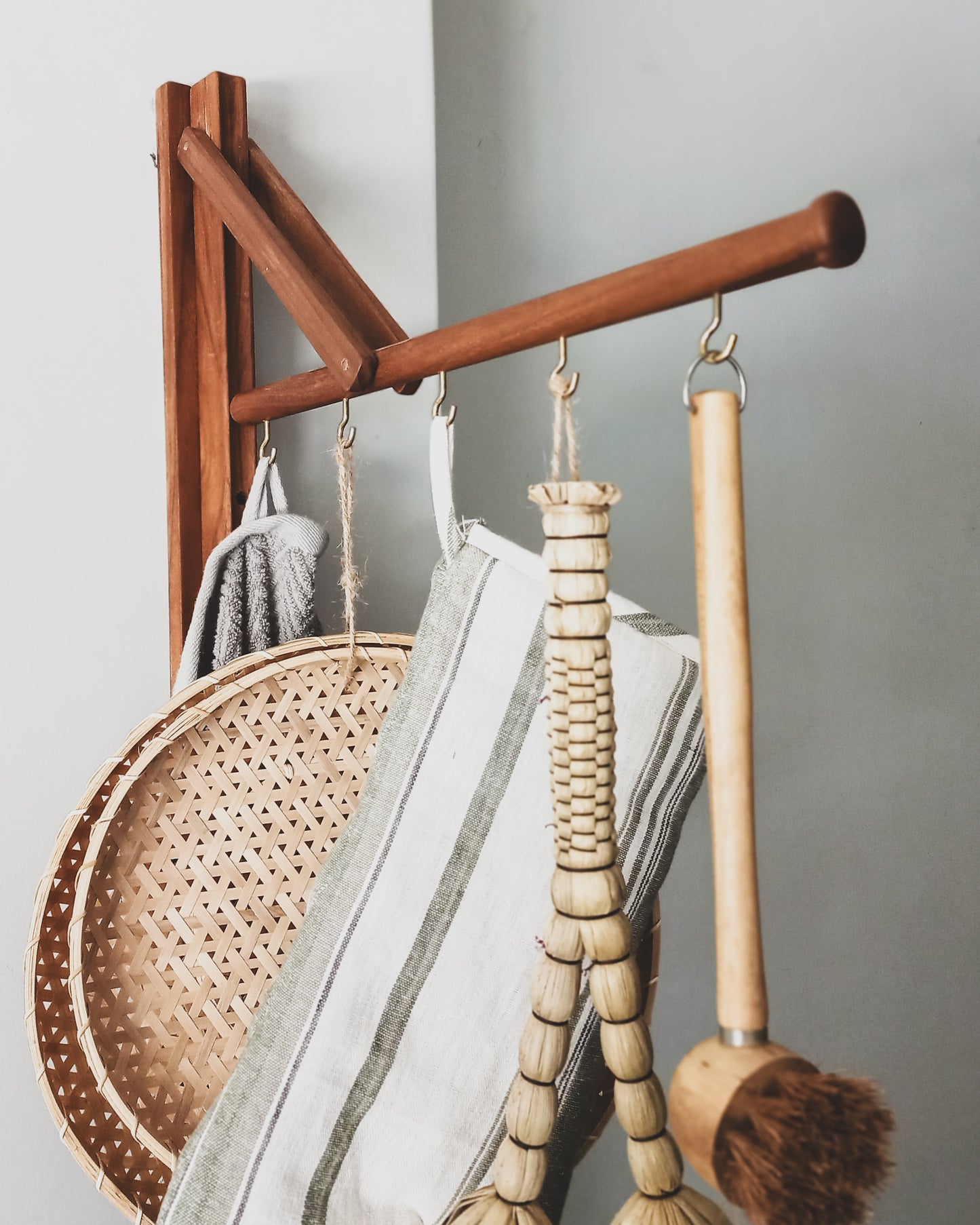 TELESCOPIC WOODEN HANGER