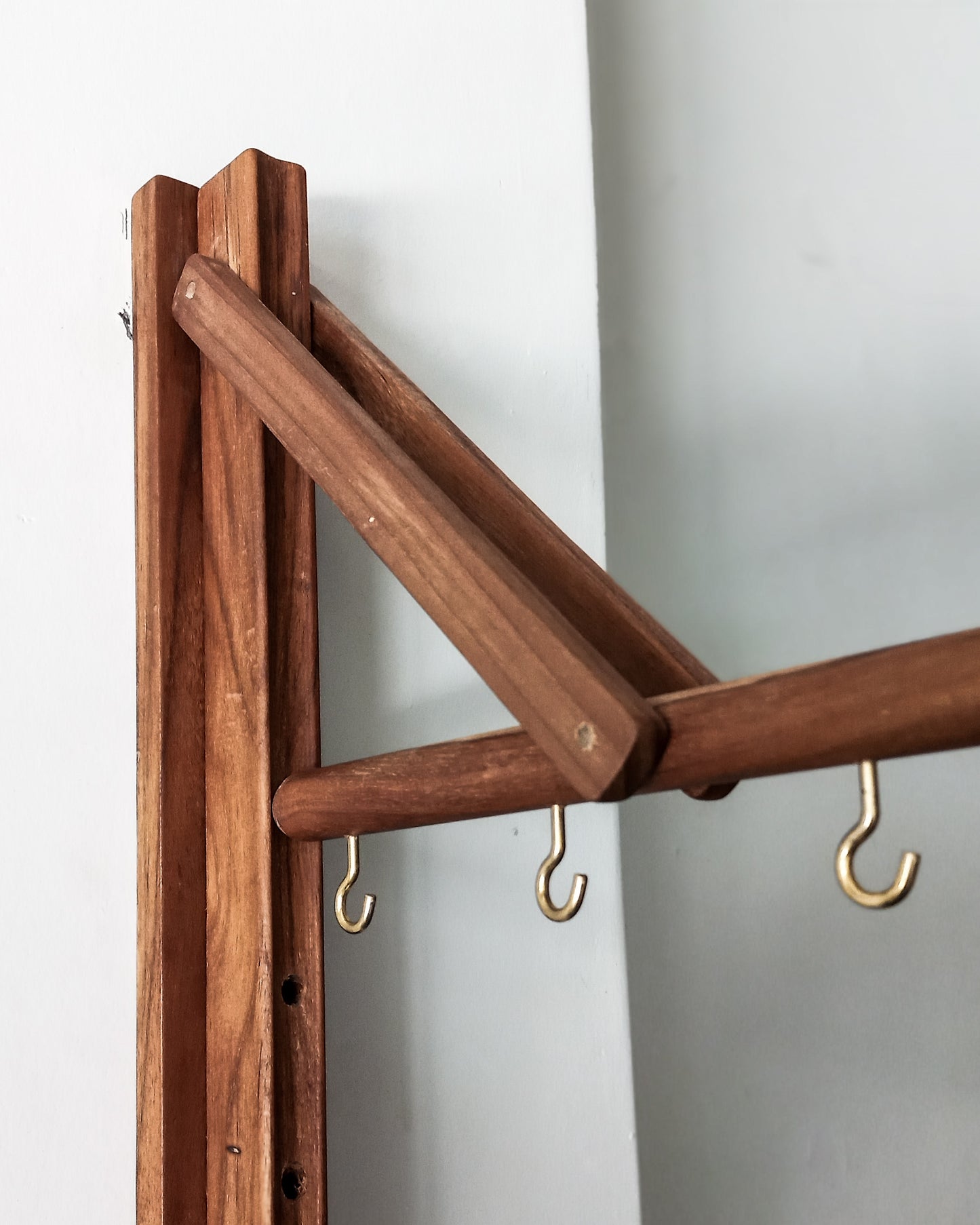 TELESCOPIC WOODEN HANGER