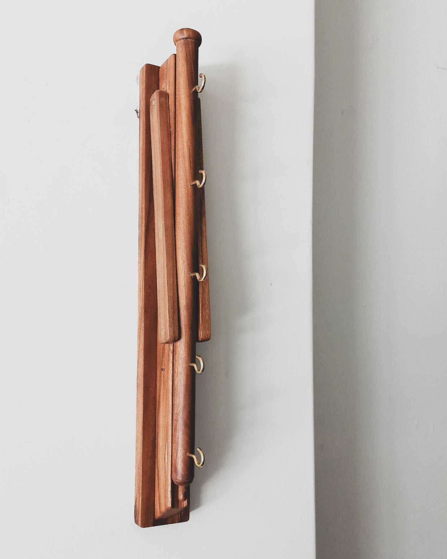 TELESCOPIC WOODEN HANGER