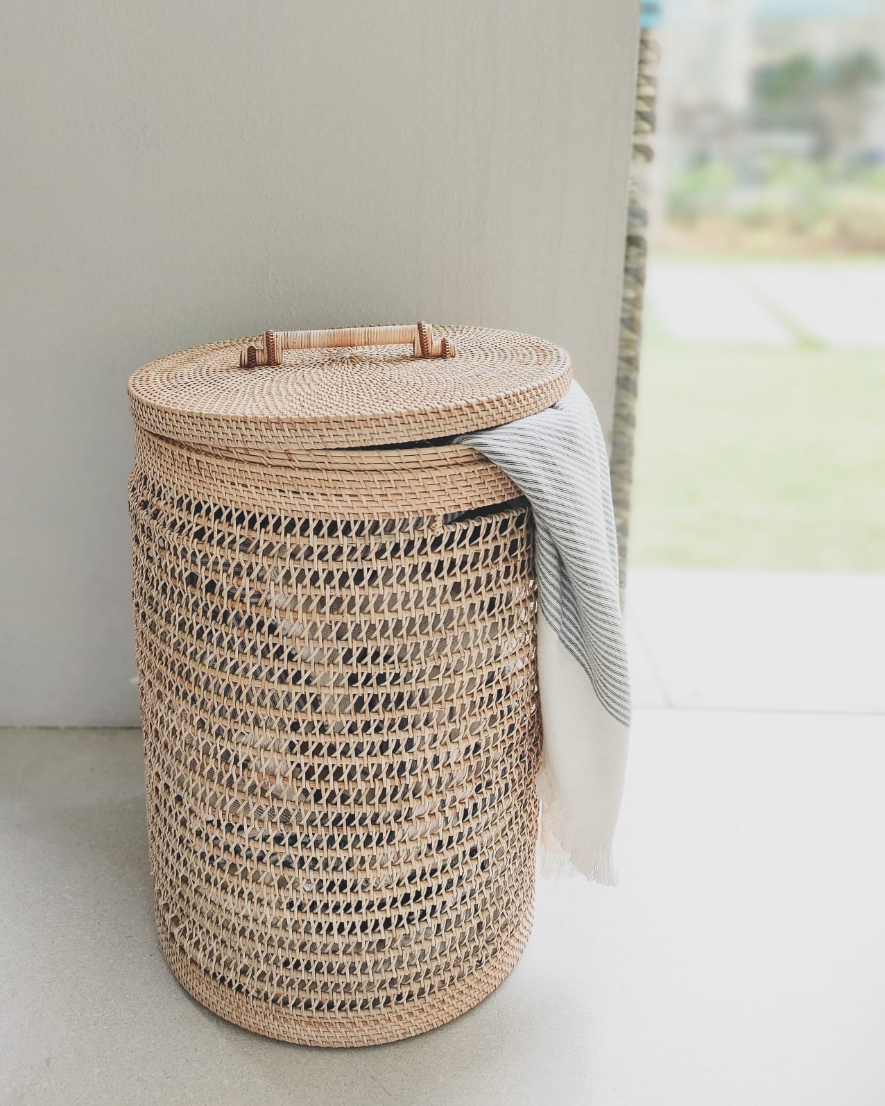 LARGE CREAM ATE LAUNDRY BASKET