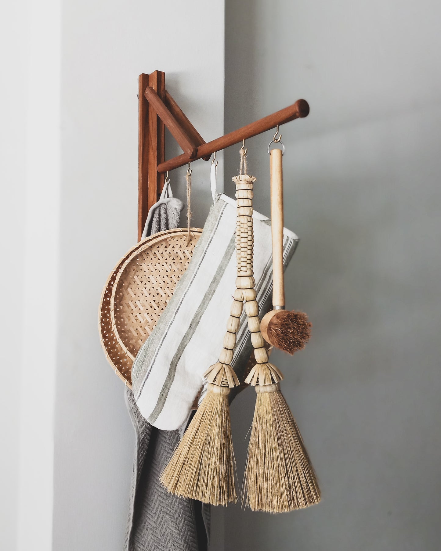 TELESCOPIC WOODEN HANGER