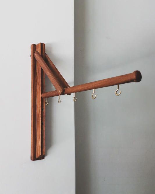 TELESCOPIC WOODEN HANGER