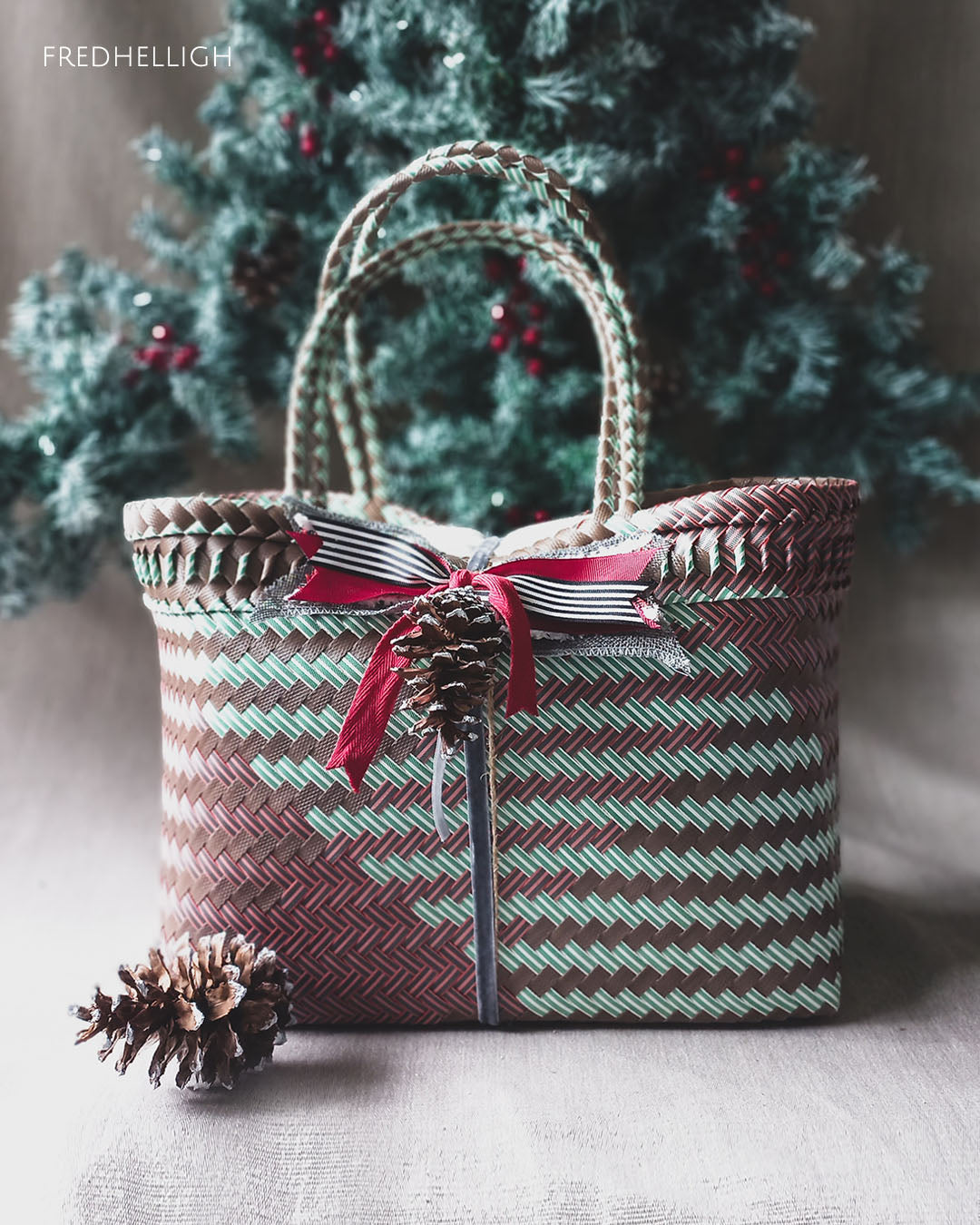 Xmas 2025 - Under The Mistletoe