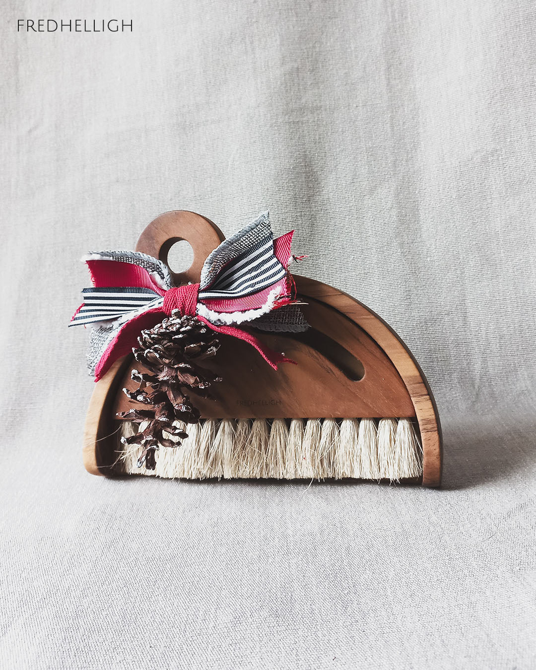 Xmas 2025 - Festive Blond Luna Dustpan